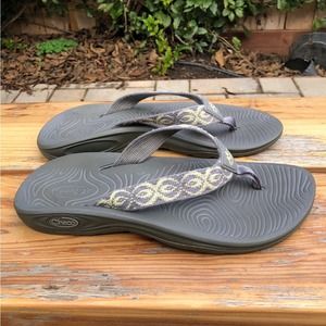 Chaco Womens Thong Sandals size 6 Casual Gray Arch Support Lightweight Slide On